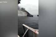 Ucraina, il momento in cui l'incrociatore russo Moskva brucia e affonda