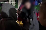 Ucraina, le donne e bambini nascosti nell'acciaieria Azovstal a Mariupol