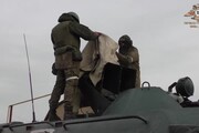 Mariupol, soldati ucraini depongono le armi