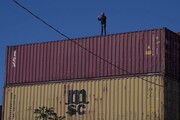 Napoli, operai da mesi senza stipendio: protesta sui container