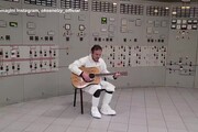 Il cantante della band ucraina Okean Elzy si esibisce nella centrale di Chernobyl