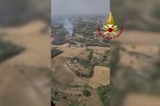 Maxi incendio a Roma, l'elicottero dei vigili del fuoco sorvola la zona