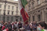 Smuraglia, iscritti Anpi cantano 'Bella Ciao' in piazza Scala