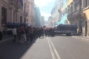 Sciopero taxi, manifestanti in via del Corso: i cori si fanno assordanti