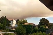 Incendio Carso, una fitta nube di fumo vista dai residenti di San Canzian d'Isonzo