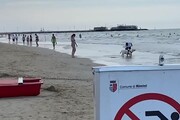 Batteri in mare, a Rimini la gente non rinuncia al bagno
