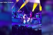 Carlos Santana sviene durante un concerto in Michigan
