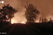 Incendi in Francia, nella notte i pompieri combattono le fiamme in Gironda