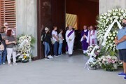 I funerali di Alessia e Giulia, le sorelle investite da un treno a Riccione