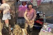 Nubifragio Marche, a Pianello di Ostra si prova a salvare i vestiti pieni di fango
