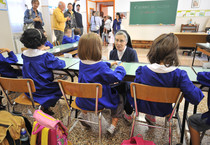 Bambini delle elementari in classe (ANSA)