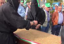 In 500 celebrano 'funerale' del grano (ANSA)