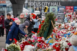 L'omaggio alle vittime del Crocus City Hall a Mosca