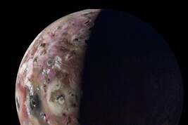 Una veduta della luna di Giove ‘Io’ ripresa durante il flyby del 9 aprile (fonte: NASA/JPL-Caltech/SwRI/MSSS. Elaborazione: G. Eichstädt/T. Thomopoulos CC BY)