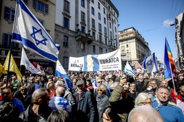 Manifestazione del Coordinamento per la Pace "Viva la repubblica antifascista" a Milano