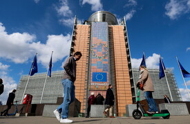 Per Bruxelles l'Italia resta vulnerabile per il debito e deficit alti e la crescita debole