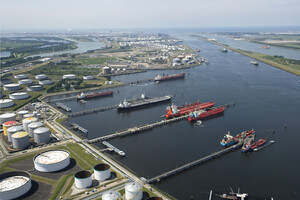 Veduta del porto di Rotterdam (ANSA)