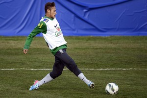 Neymar in allenamento col Brasile a Nyon (ANSA)
