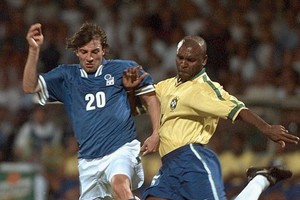 Alessandro Del Piero in contrasto con il brasiliano Celio Silva l'8 giugno 1997  a Lione durante l'amichevole Italia-Brasile che termina 3-3 (ANSA)