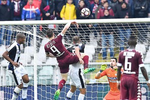 Torino's Andrea Belotti (C) in action during the Italian Serie A soccer match Torino FC vs Udinese Calcio at Olimpico stadium in Turin, Italy, 02 April 2017. (ANSA)