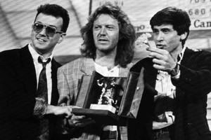 1987 Gianni Morandi, Enrico Ruggeri, Umberto Tozzi “Si può dare di più“ (ANSA)