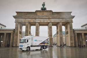 Un camion elettrico alla Porta di Brandeburgo (ANSA)
