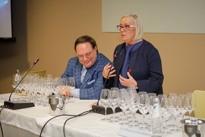 Ian D'Agata e Donatella Cinelli Colombini, presidente delle Donne del Vino (ANSA)