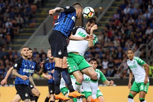 SOCCER: SERIE A; INTER-SASSUOLO - INTER'S MATIAS VECINO (L) AND SASSUOLO'S FRANCESCO ACERBI IN ACTION DURING THE ITALIAN SERIE A SOCCER MATCH FC INTER VS US SASSUOLO AT GIUSEPPE MEAZZA STADIUM IN MILAN, ITALY, 12 MAY 2018. (ANSA)