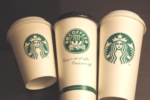 Starbucks GB farà pagare 5 pence per ogni bicchiere monouso (ANSA)