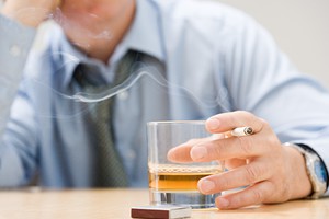 Fumo e alcol, il mix di due fattori di rischio per la salute (ANSA)