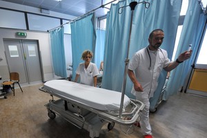 Una sala di cure con un lettino vuoto (ANSA)