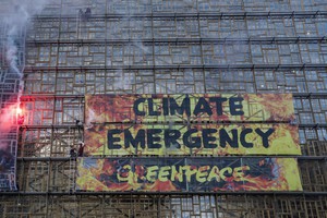 Manifestazione Greenpeace a Bruxelles (ANSA)