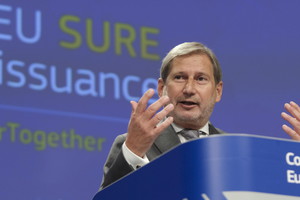 Il commissario europeo al bilancio Johannes Hahn (ANSA)
