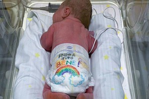 Coronavirus: in ospedale il neonato con pannolino arcobaleno (ANSA)