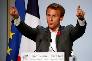 Macron difende la svolta francese, 'avanti con le nuove reti' (ANSA)