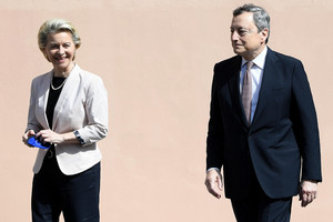 La presidente della Commissione europea Ursula von der Leyen G20 con il premier italiano Mario Draghi, presidente di turno del G20 (ANSA)