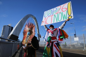 Attivisti manifestano in occasione della COP26 a Glasgow (ANSA)