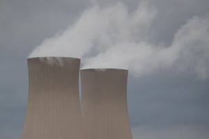 Le torri di raffreddamento della centrale nucleare di Grohnde, in Germania. Il decommissionamento è iniziato il 1 gennaio. (ANSA)