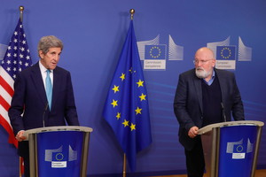 John Kerry e Frans Timmermans a Bruxelles (ANSA)