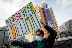 Attivista per il clima manifesta davanti alle istituzioni europee (ANSA)