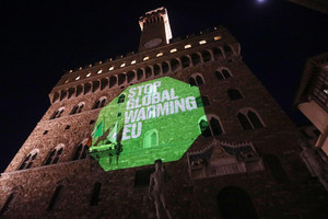 La scritta 'Stop global warming' proiettata su Palazzo Vecchio a Firenze (ANSA)
