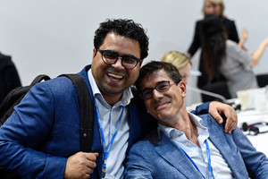 Mohammed Chahim (a sinistra) insieme all'altro eurodeputato Bas Eickhout alla COP26 - foto Europarlamento (ANSA)