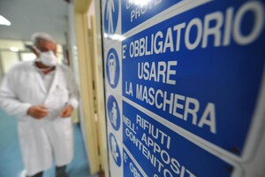 Medici ospedalieri, stop mascherine rischio da non correre (ANSA)