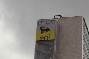 Energia, ItalExit protesta sotto la sede dell'Eni a Roma (ANSA)