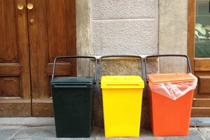Diminuiscono i rifiuti pro-capite, ma scende anche il riciclo (ANSA)