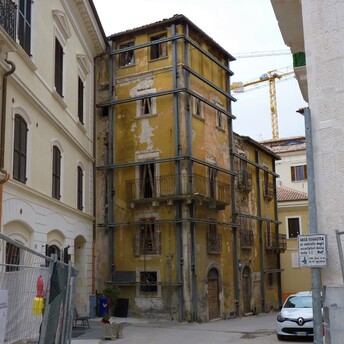 L'Aquila, il finito e non finito della ricostruzione. Foto Enrica Di Battista/ANSA