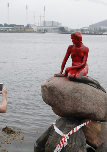 Sirenetta di Copenaghen imbrattata di vernice rossa (ANSA)