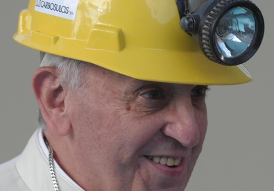 Papa Francesco con il casco dei minatori (archivio) (ANSA)