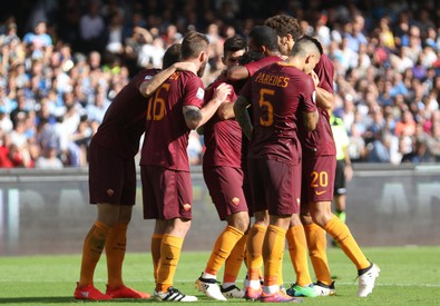 Napoli-Roma 0-2: al 9' st punizione dalla destra di Perotti, sul secondo palo Dzeko prende posizione e schiaccia di testa in rete (ANSA)