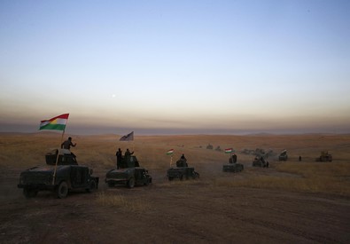 Un convoglio di forze Peshmerga verso Mosul (ANSA)